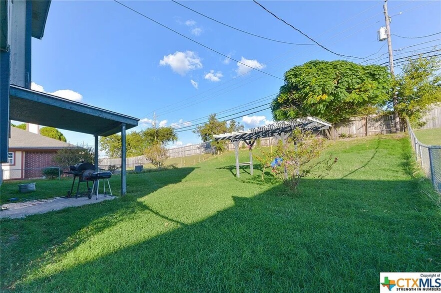 Building Photo - 2404 Magnum Cir