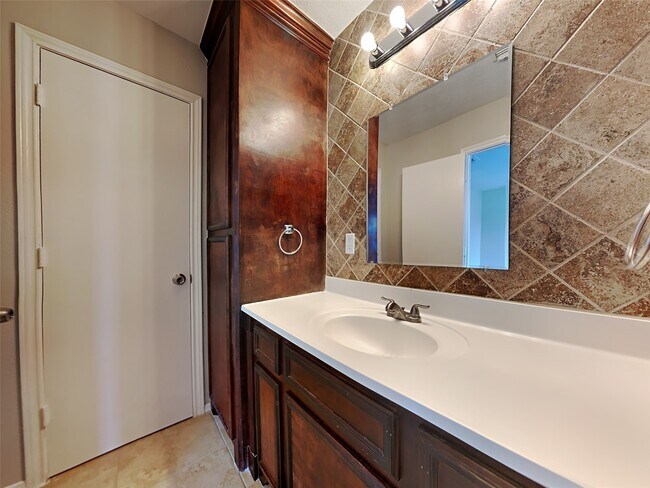 Building Photo - 427 Remington Creek Dr