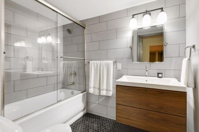 Building Photo - 801 N Washington Ave