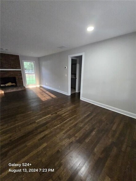 Building Photo - 1670 Christian Cir SE