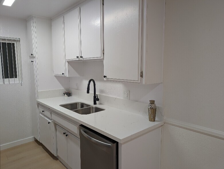 Building Photo - 11007 Hartsook St