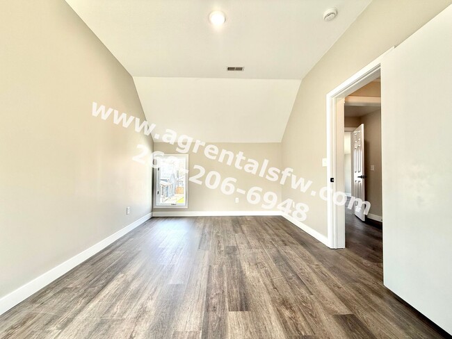 Building Photo - 615 W 4th St