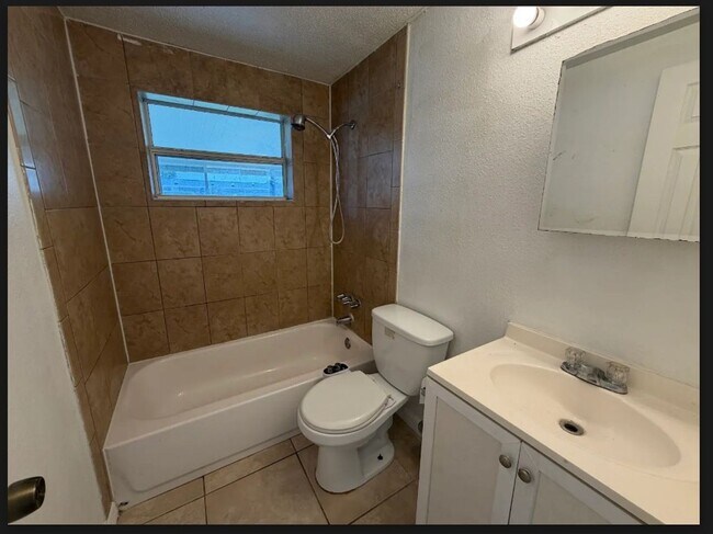 Building Photo - Fantastic 3-bedroom, 1-bath single family home with fenced in yard in Port Richey