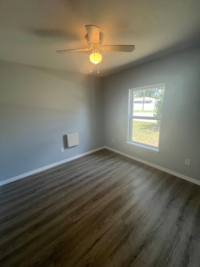 Building Photo - GORGEOUS 4BR/1BA Zephyrhills