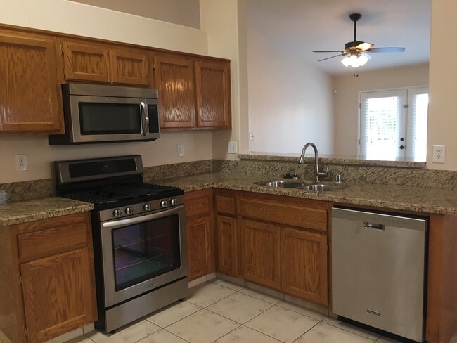 Building Photo - Beautiful 3 Bed 2 Bath in Riverlakes Community - Northwest Bakersfield- $2,450 Rent