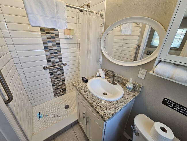 Building Photo - JUST REDUCED... must see beautiful 3/2 1071 Sq. Ft. with a POOL!! Gorgeous updated Kitchen & bath...
