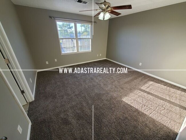 Building Photo - Spacious Duplex in the Heart of Olathe-Ava...