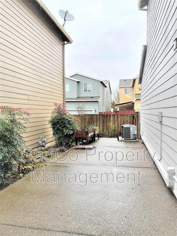 Building Photo - 5246 SE Redberry Pl