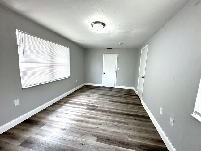 Building Photo - 2117 Mitchell Ct