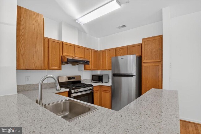 Building Photo - 4142 Fountainside Ln