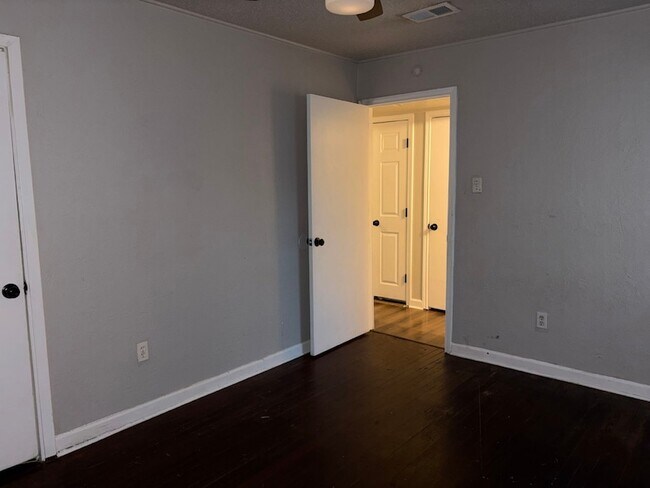 Building Photo - 5818 Glenhurst Dr