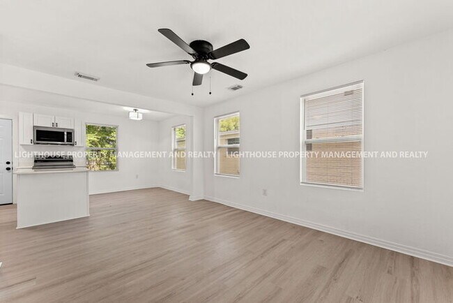 Building Photo - NEWLY RENOVATED 3 BED/1 BATH HOME!