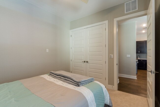 Building Photo - The Grove 2/2 Furnished
