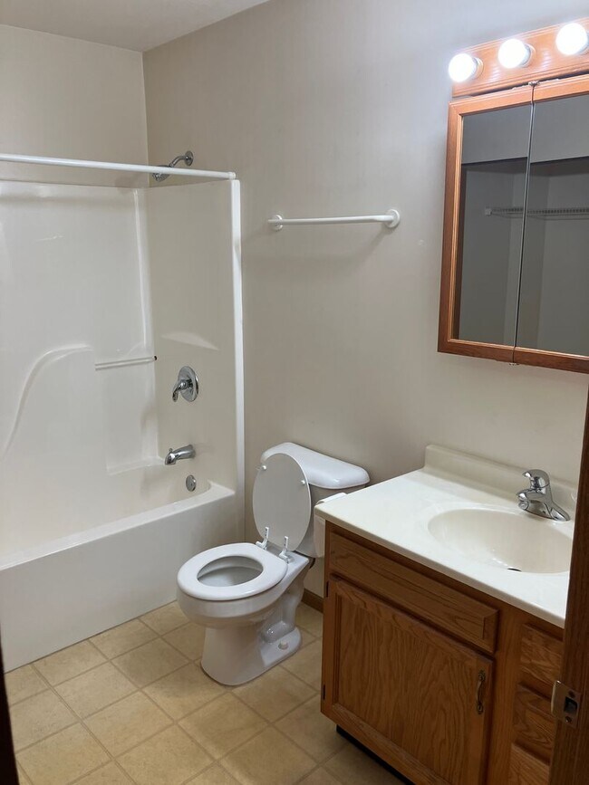 Building Photo - Charming 2-Bedroom Ranch in Peaceful Piqua Neighborhood!