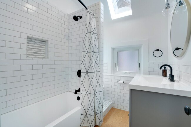 Building Photo - 1136 N Washington St