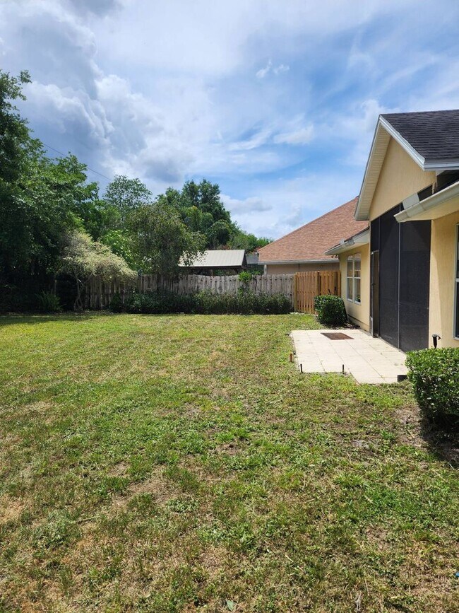 Building Photo - ***TWO WEEKS FREE*** Spacious 3 bed 2 bath Home for rent!