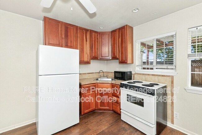 Building Photo - 2405 G St