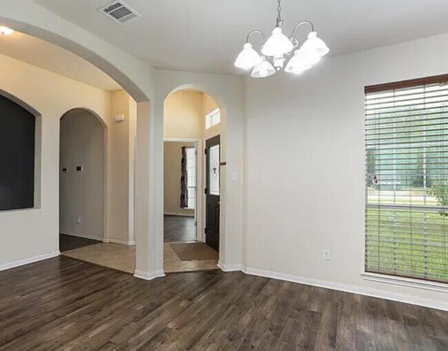 Building Photo - 313 S 6th St