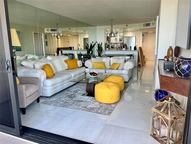 Building Photo - 2555 Collins Ave