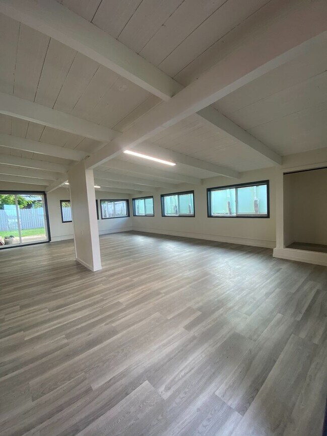 Building Photo - Beach House Rental in Waianae - Available Now