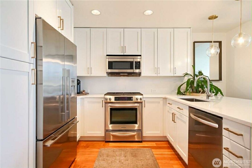 Building Photo - 10650 NE 9th Pl