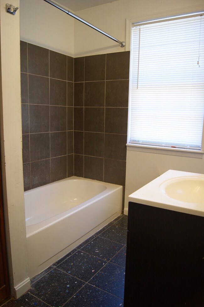 Building Photo - Charming 3 Bedroom/ 1 Bathroom Townhome in East Baltimore, MD!