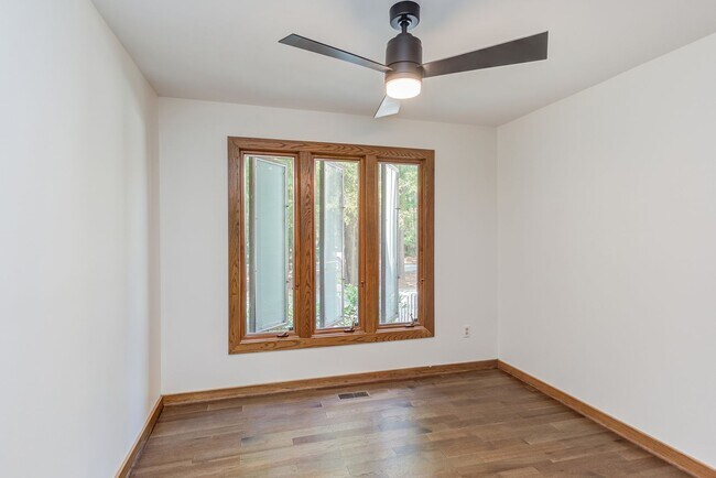 Building Photo - This Home is a Hole in One!