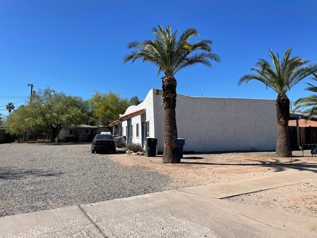 Building Photo - 2 Bedroom and 1 Bath Triplex! **MOVE IN SPECIAL**