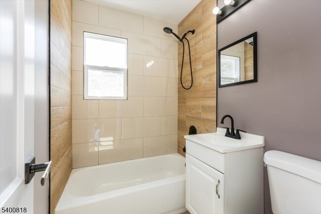 Building Photo - 1 Pine Ct