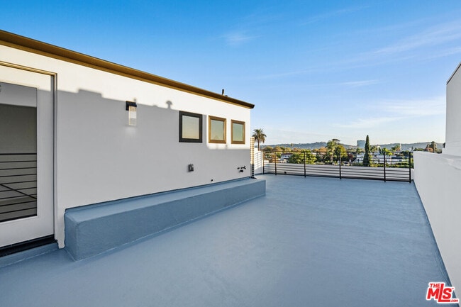 Building Photo - 5943 Pickford St