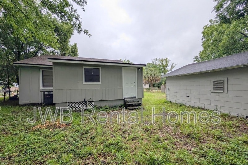 Building Photo - 3055 2nd St Cir