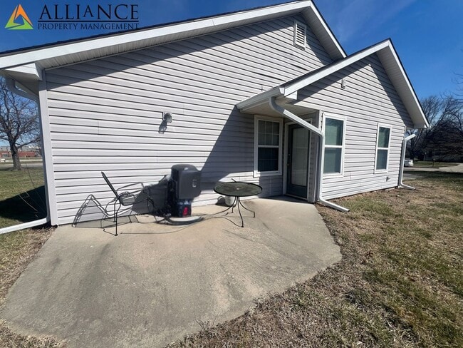 Building Photo - Nice Duplex on East Side!