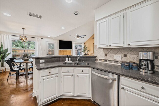 Building Photo - 7108 Dallas Dr