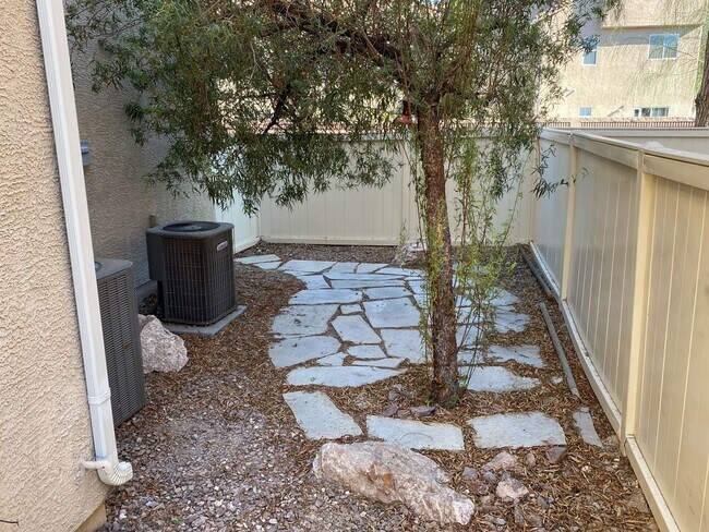 Building Photo - Beautiful Trilevel 3 Bed/3bath/2 car home located in Northwest Las Vegas --Enjoy Rent-Free Holidays!