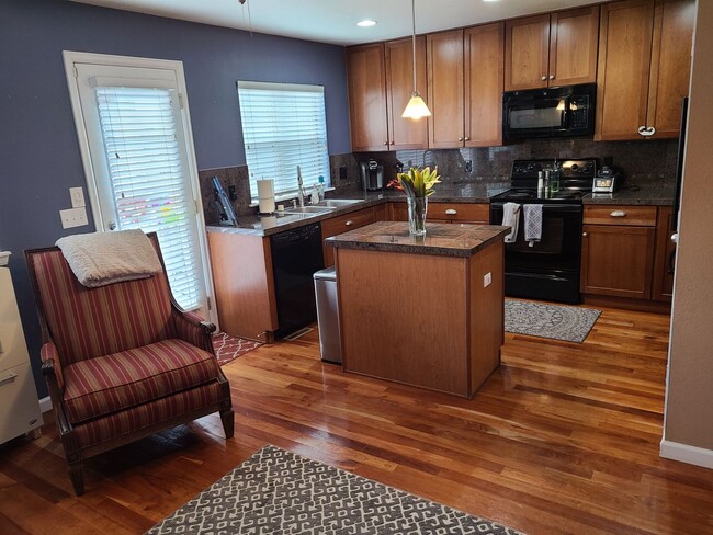 Building Photo - 3 Bedroom Central Park Townhome.