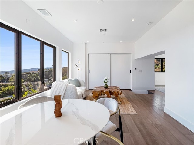 Building Photo - 2287 Sunset Plaza Dr