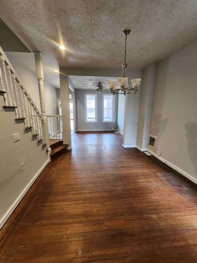 Building Photo - 5 Bedroom home available now in York!