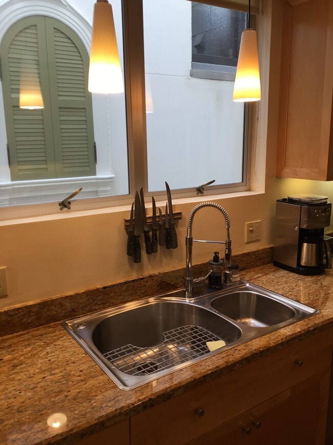 Building Photo - 408 Lombard St