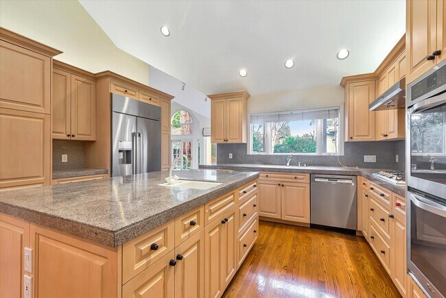 Building Photo - 954 Russell Ave