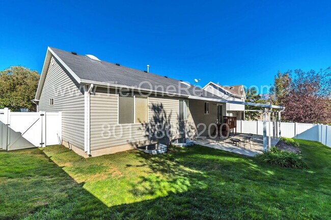 Building Photo - This property offers a NO DEPOSIT option available wit Obligo!