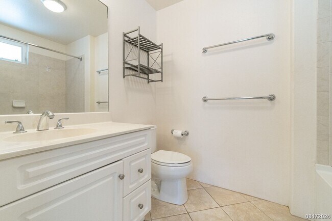 Building Photo - LARGE and SPACIOUS 3bd/3ba/2pkg (SEA COUNTRY) $3900