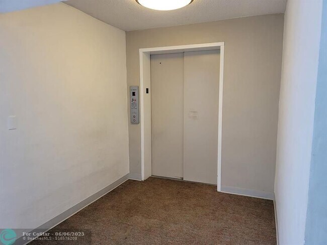 Building Photo - 401 Golden Isles Dr