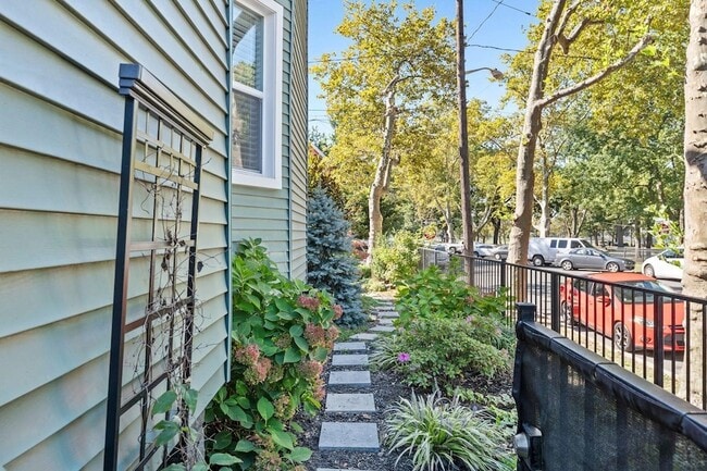 Building Photo - 76 Condict St