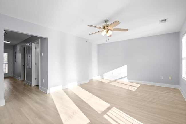 Building Photo - Beautiful 2 Bedroom Condo For Rent Near APSU!