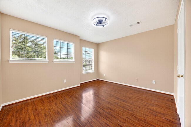 Building Photo - 15014 Middle Oaks Blvd