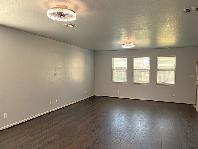 Building Photo - Spacious Four Bedroom Home Conveniently Located in Carpenters Landing