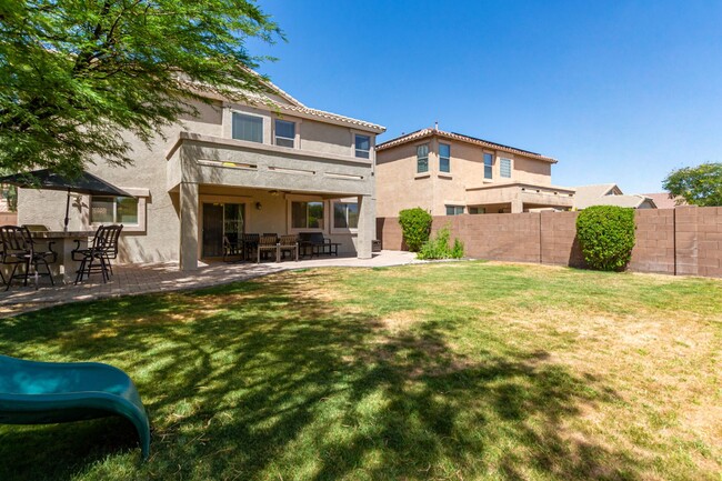 Building Photo - Beautiful Large 5 Bedroom Home In Desert R...