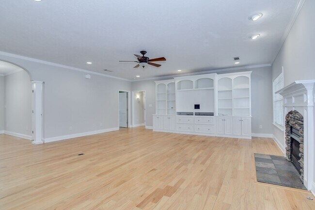 Building Photo - Large House on 3.5 Acres in Harlem