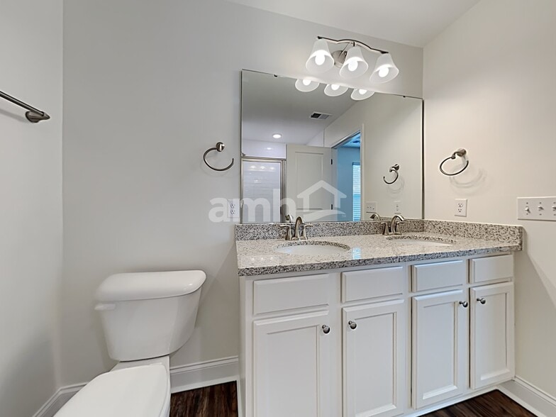 Building Photo - 615 W Lionel Rd