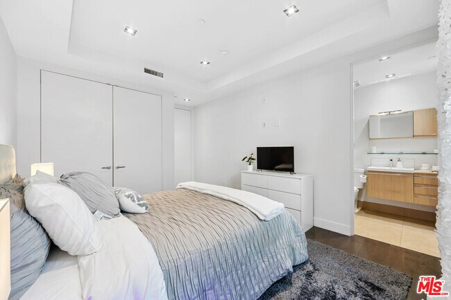 Building Photo - 443 N Palm Dr